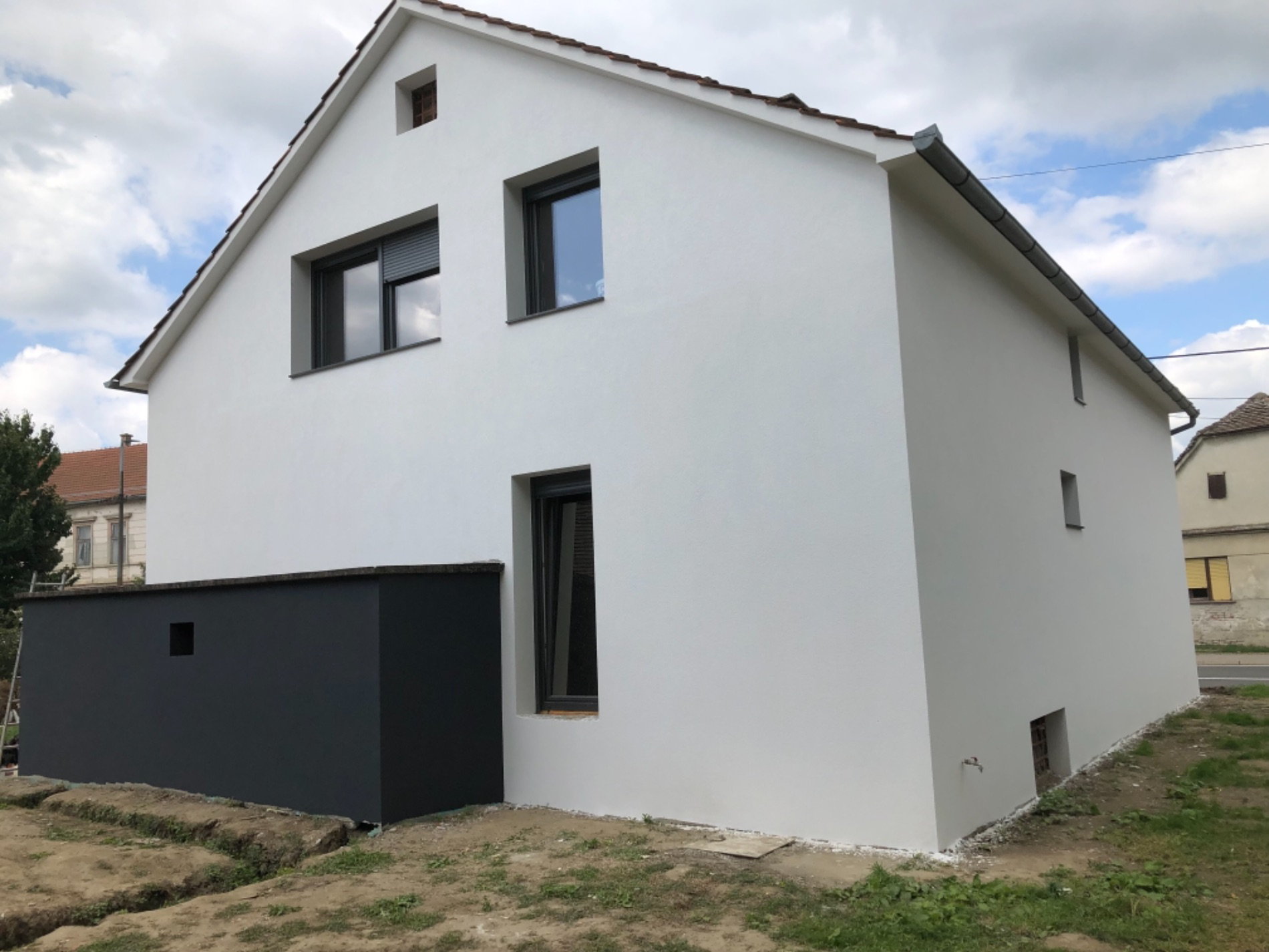 Kuća sa završenom bijelom fasadom