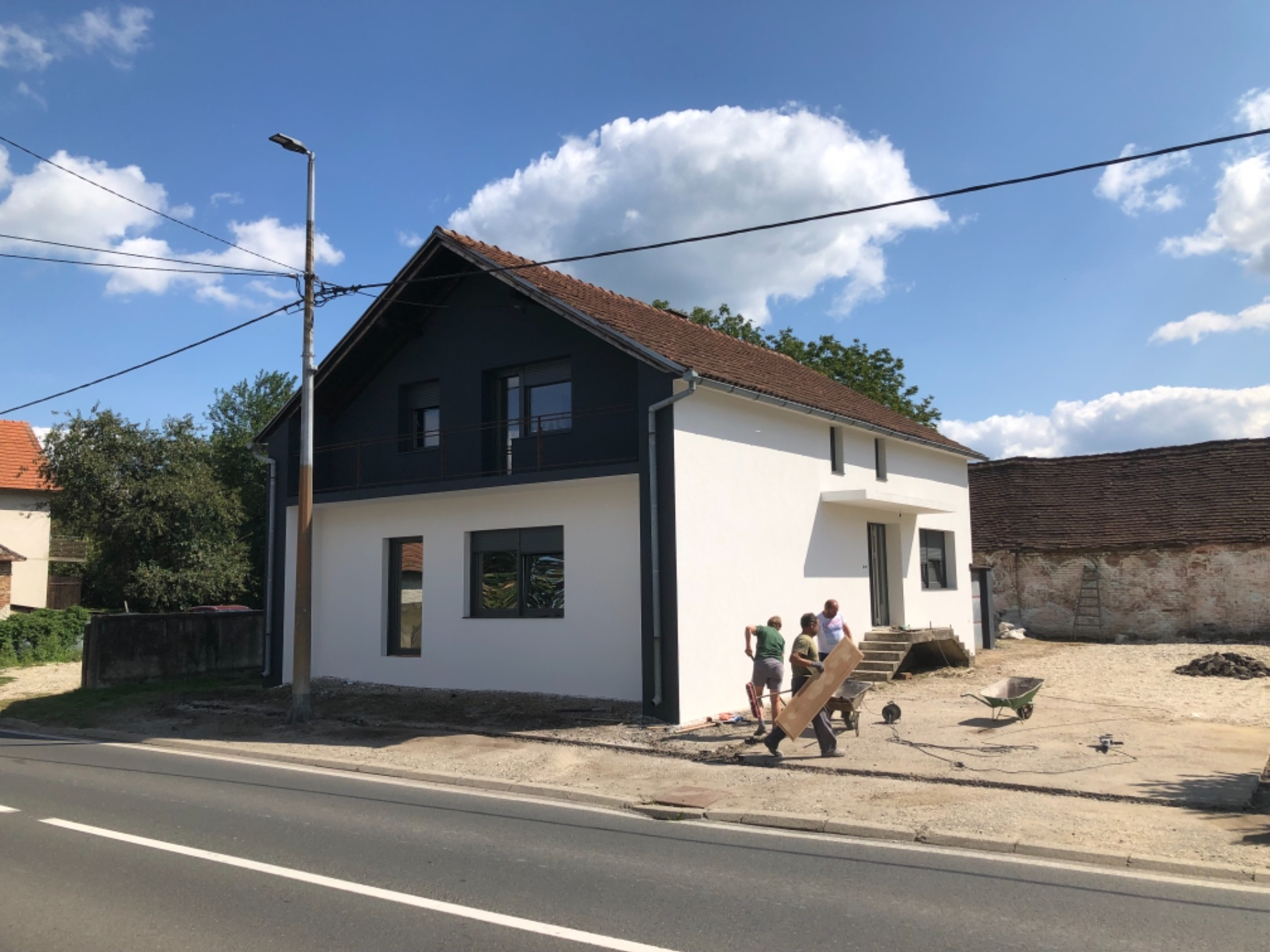 Kuća sa završenom crno-bijelom fasadom