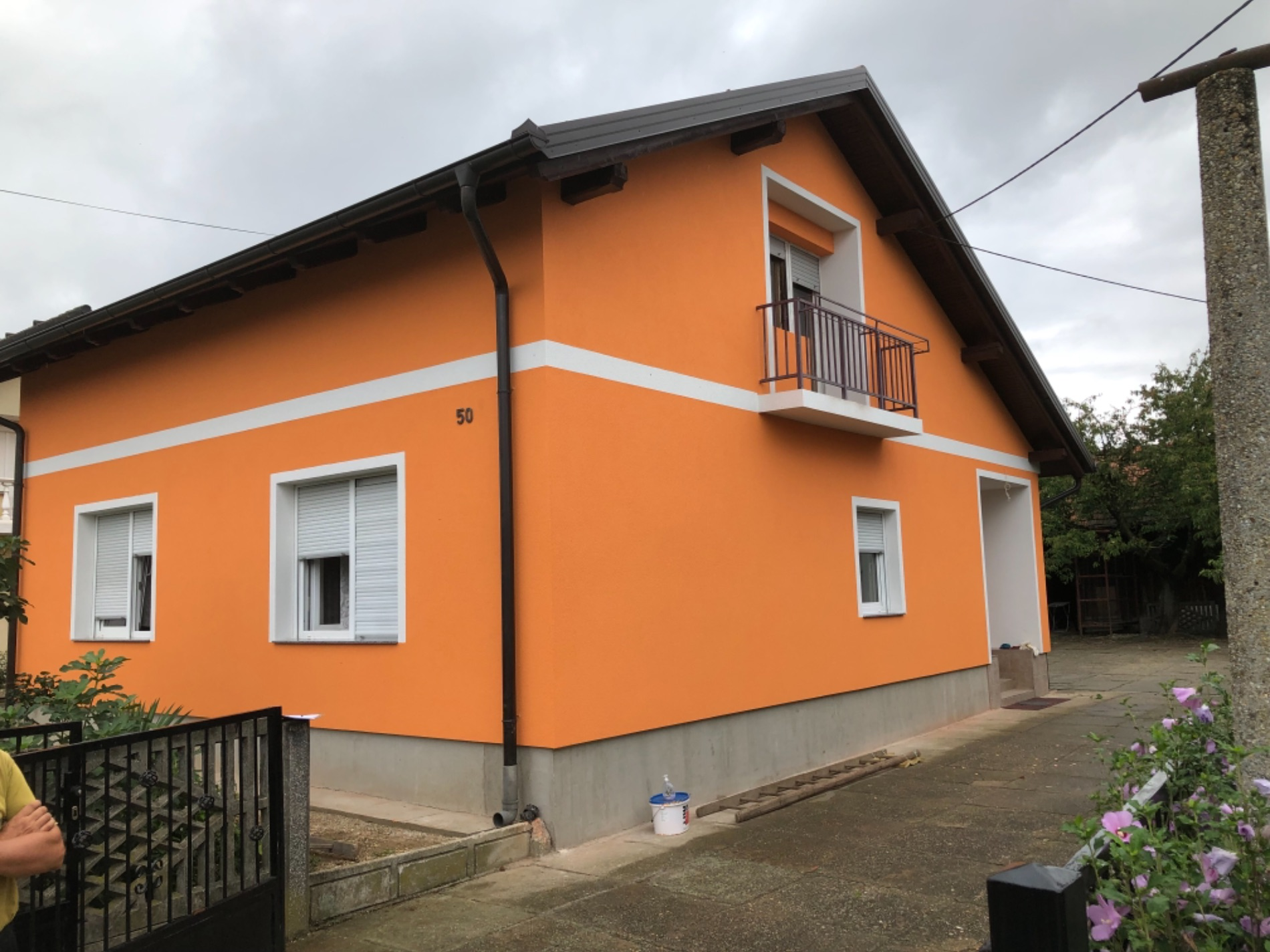 Kuća sa završenom fasadom u narančastom tonu