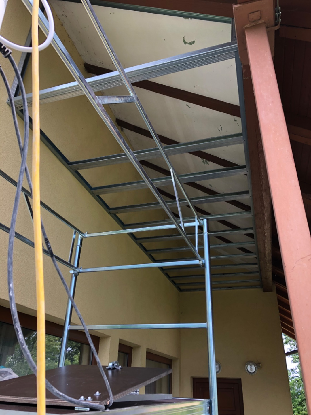 Metalna podkonstrukcija za oblaganje nadstrešnice